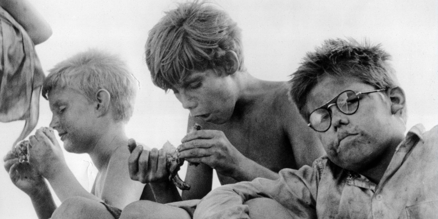 A group of children eating in Lord of the Flies 1963