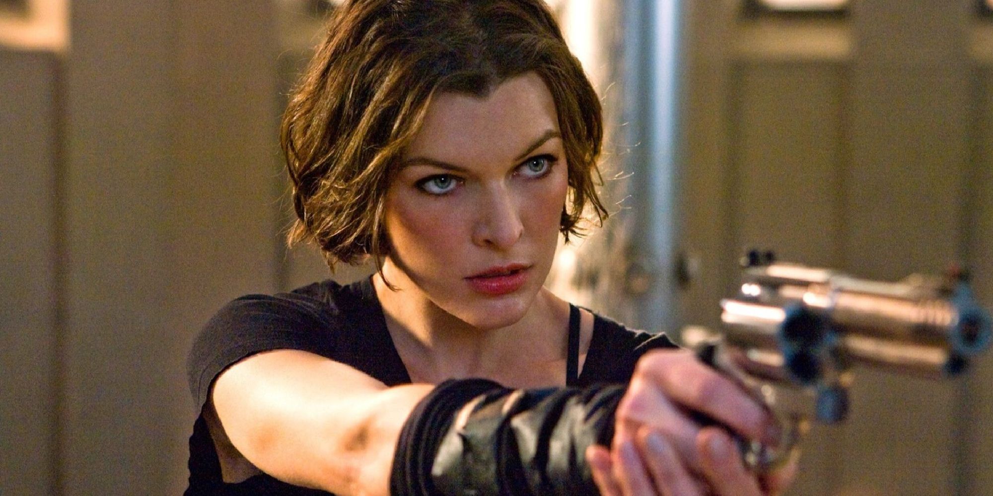 Milla Jovovich pointing a gun in Resident Evil