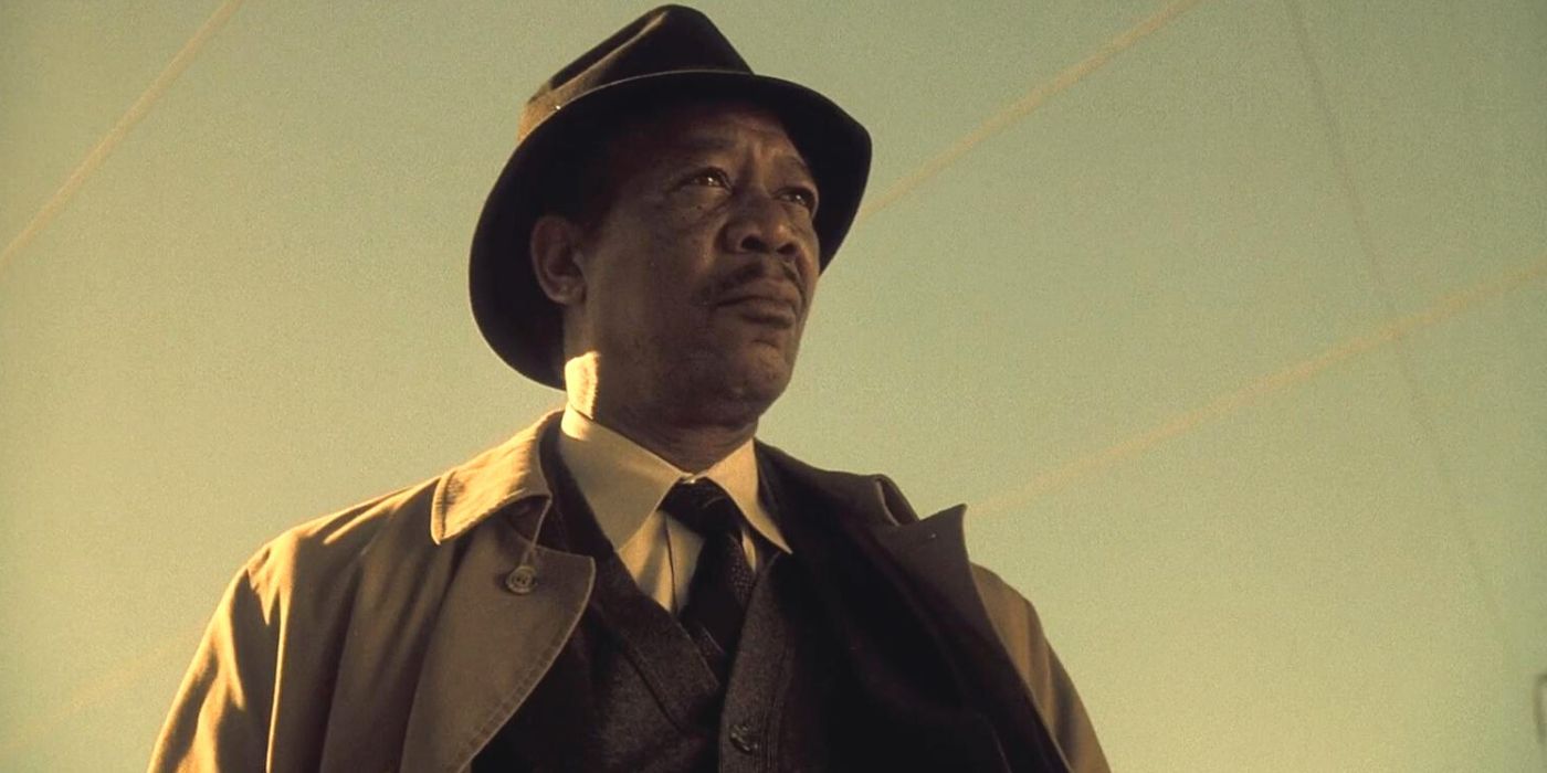 Morgan Freeman standing outside in Se7en (1995)