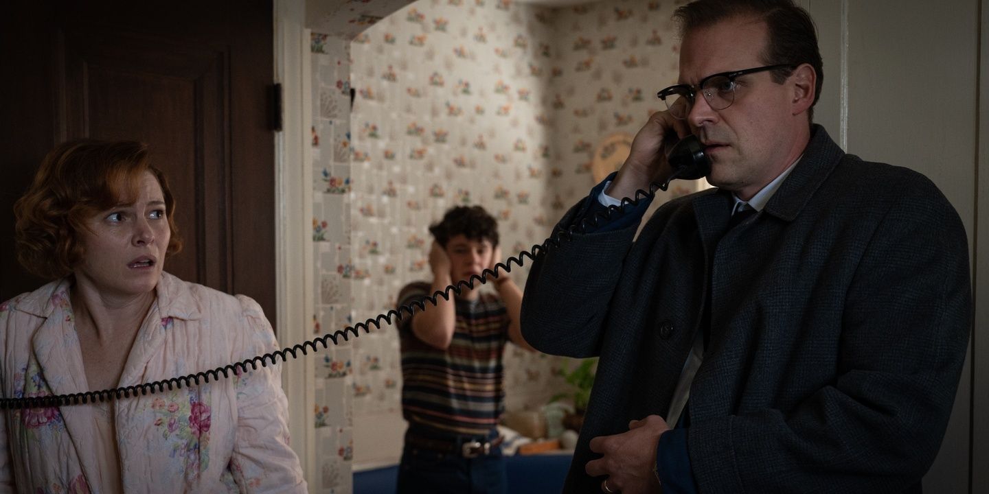 David Harbour on the phone in No Sudden Move