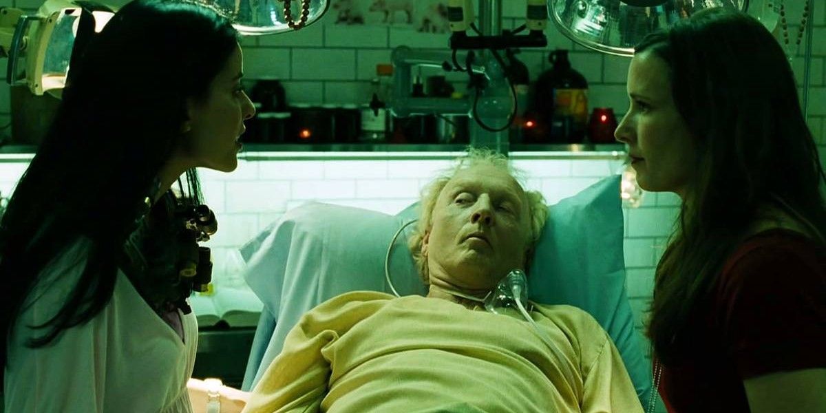 Lynn and Amanda argue as Jigsaw lays in a hospital bed in Saw III.