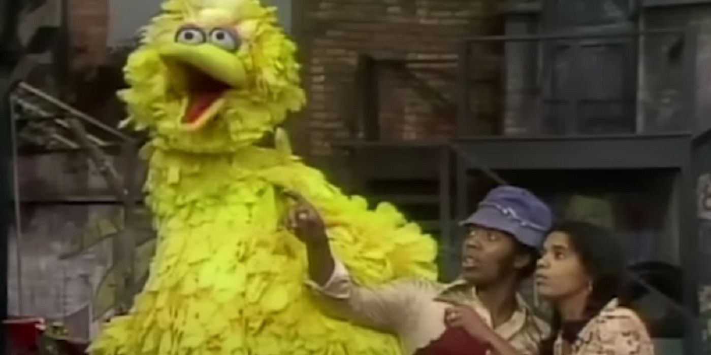 Big Bird, David (Northern Calloway) and Maria (Sonia Manzano) look up in the sky in Episode #847 of &lsquo;Sesame Street&rsquo;, 1976