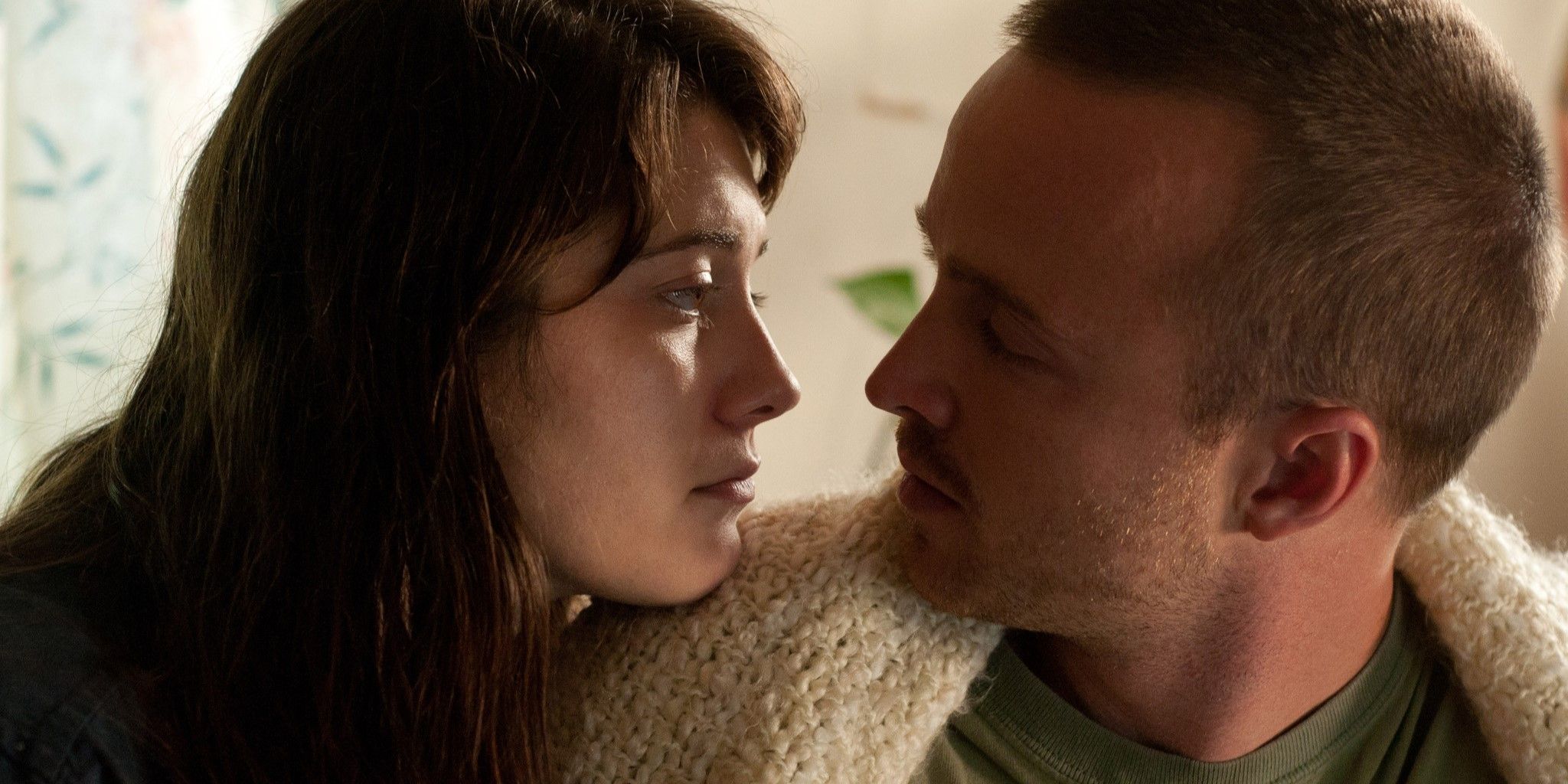 Nahaufnahme von Aaron Paul und Mary Elizabeth Winstead. Kate und Charlie schauen sich in „Smashed“ an.