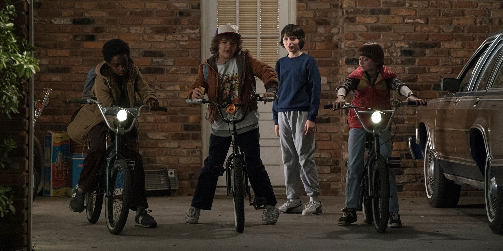The children of &lsquo;Stranger Things&rsquo; on their bikes, getting out of the garage