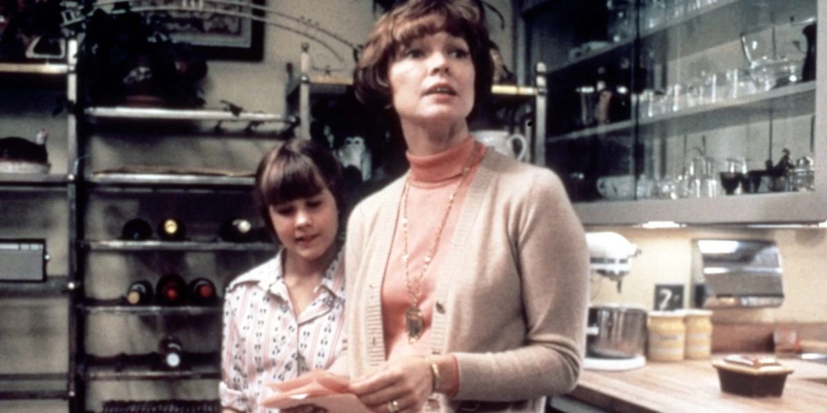 Ellen Burstyn and Linda Blair as Chris and Regan MacNeil standing together in The Exorcist