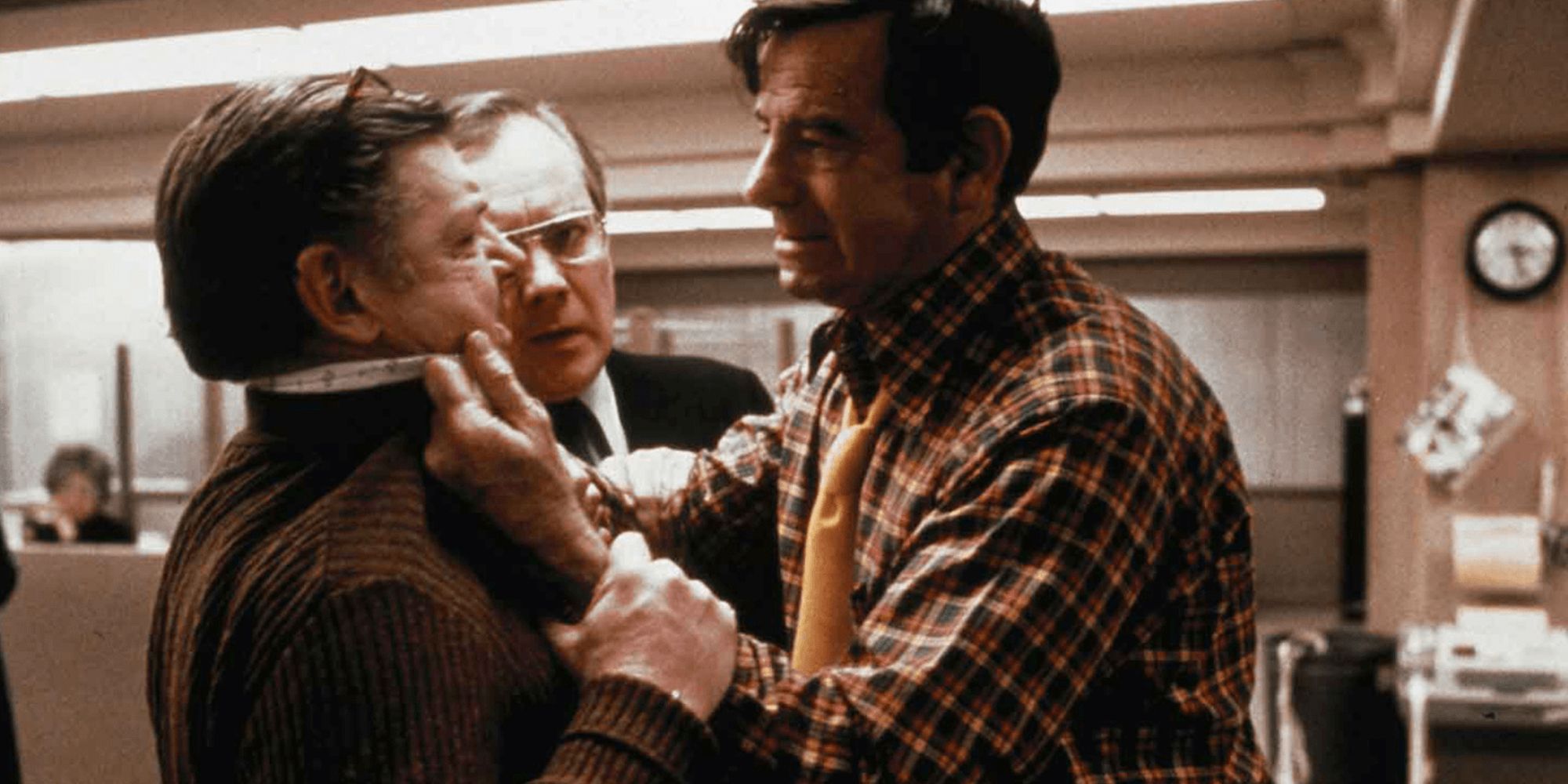 Walter Matthau agarra a un hombre por el cuello de la camisa en Pelham 1, 2, 3 (1974)