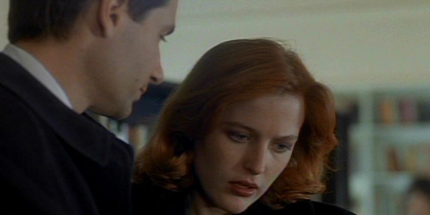 David Duchovny as Mulder and Gillian Anderson as Scully in &ldquo;Die Hand Die Verletzt&rdquo; episode of The X-Files.