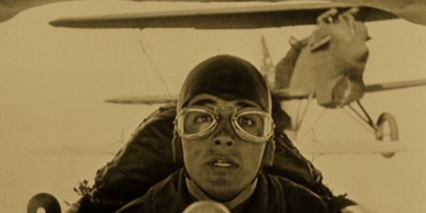Um piloto pilotando um biplano no filme de 1927, 'Asas'. 