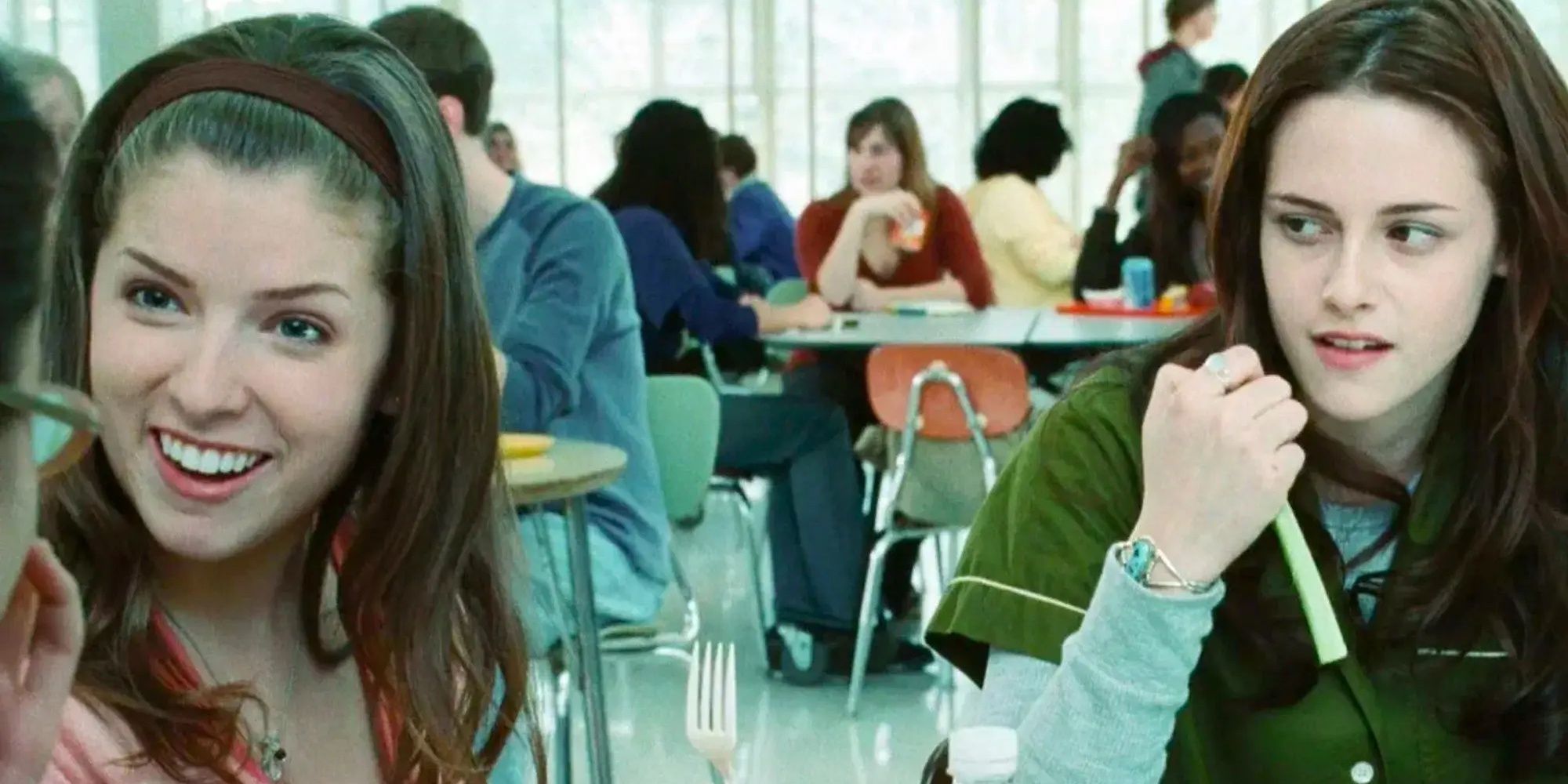 Bella Swan (Kristen Stewart) and Jessica Stanley (Anna Kendrick) eat lunch together in 'Twilight'.