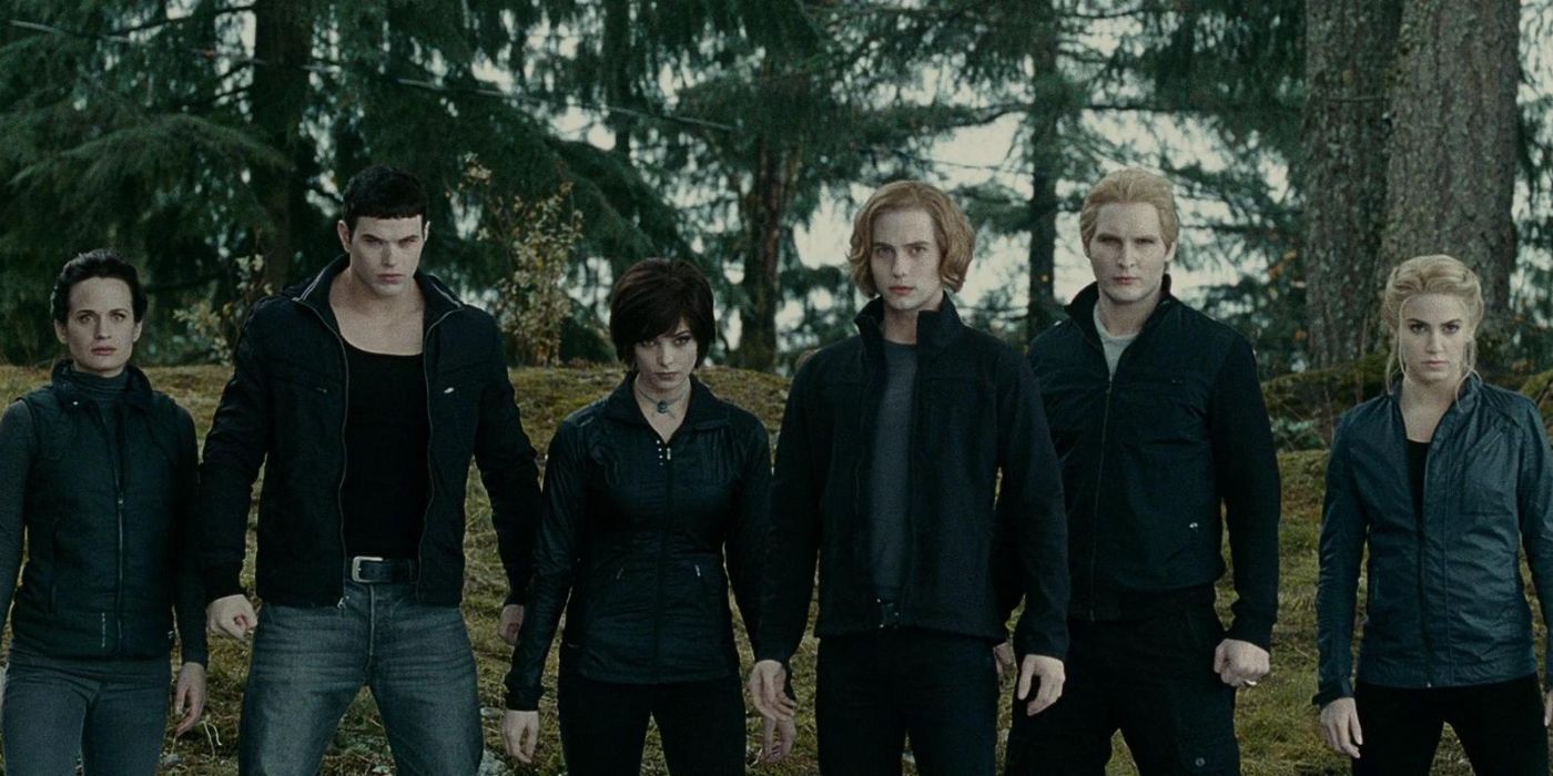 A família Cullen em fila, pronta para lutar na Batalha do Exército Recém-Nascido em Crepúsculo: Eclipse
