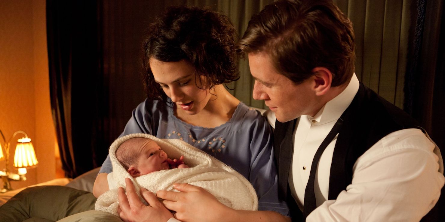 Sybil (Jessica Brown-Findlay) y Tom Branson (Allen Leech) con su hija recién nacida