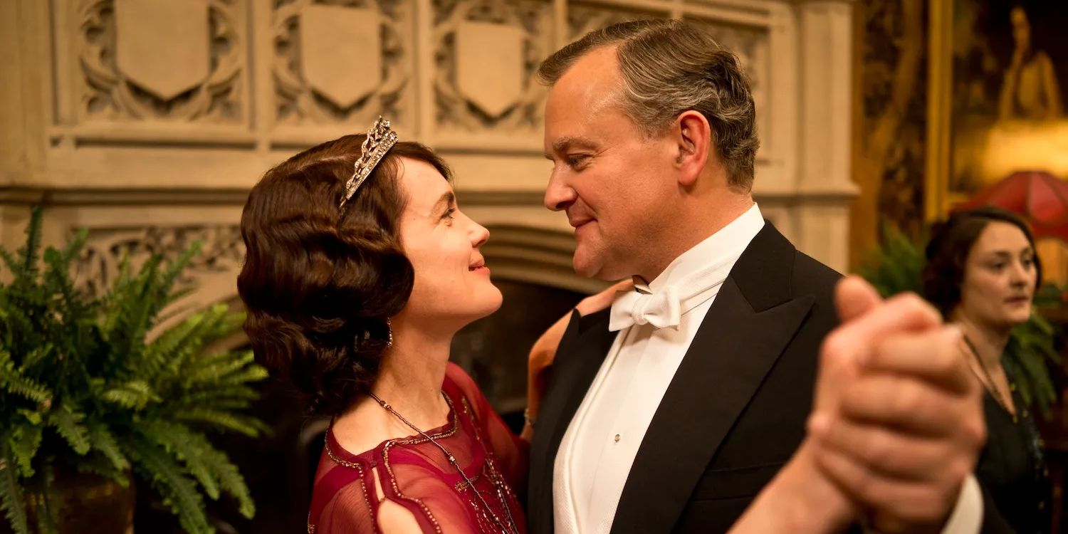 Robert (Hugh Bonneville) y Cora (Elizabeth McGovern) sonríen y bailan juntos en Downton Abbey.