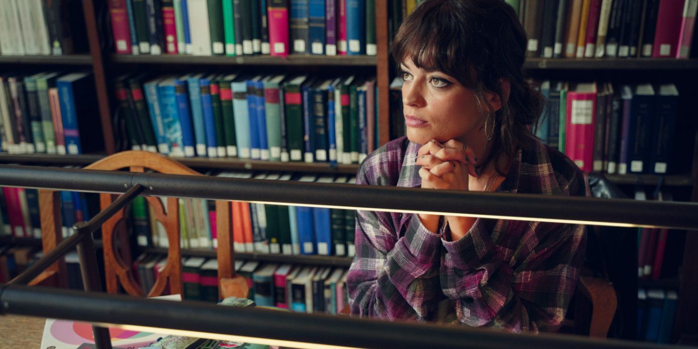 Maeve (Emma Mackey) estuda em uma biblioteca universitária na 4ª temporada de Sex Education
