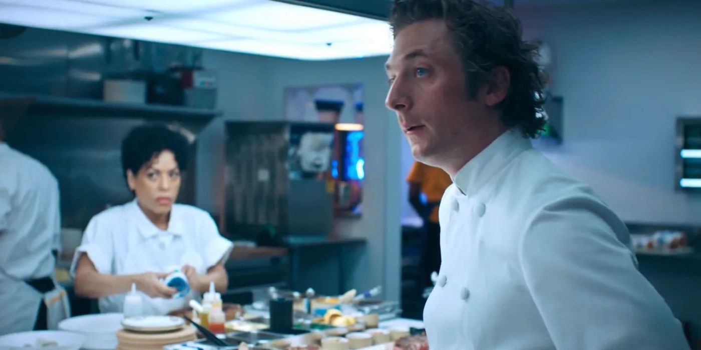 Carmen (Jeremy Allen White) e Tina (Liza Colón-Zayas) estão vestindo jalecos de chef na cozinha no final da segunda temporada de The Bear.