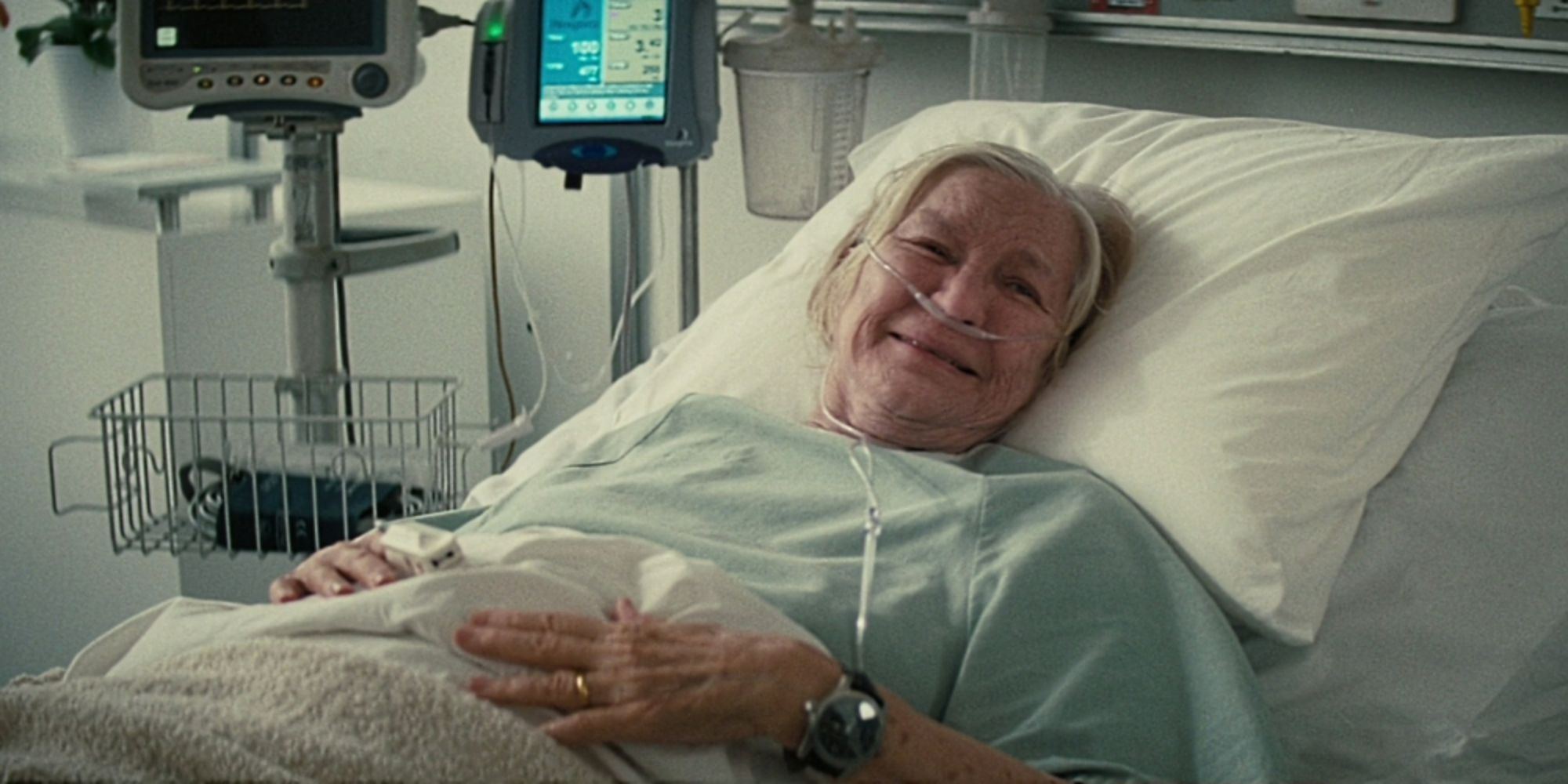 Ellen Burstyn interpreta a Murph, un anciano sonriente, acostado en una cama de hospital en Interstellar.