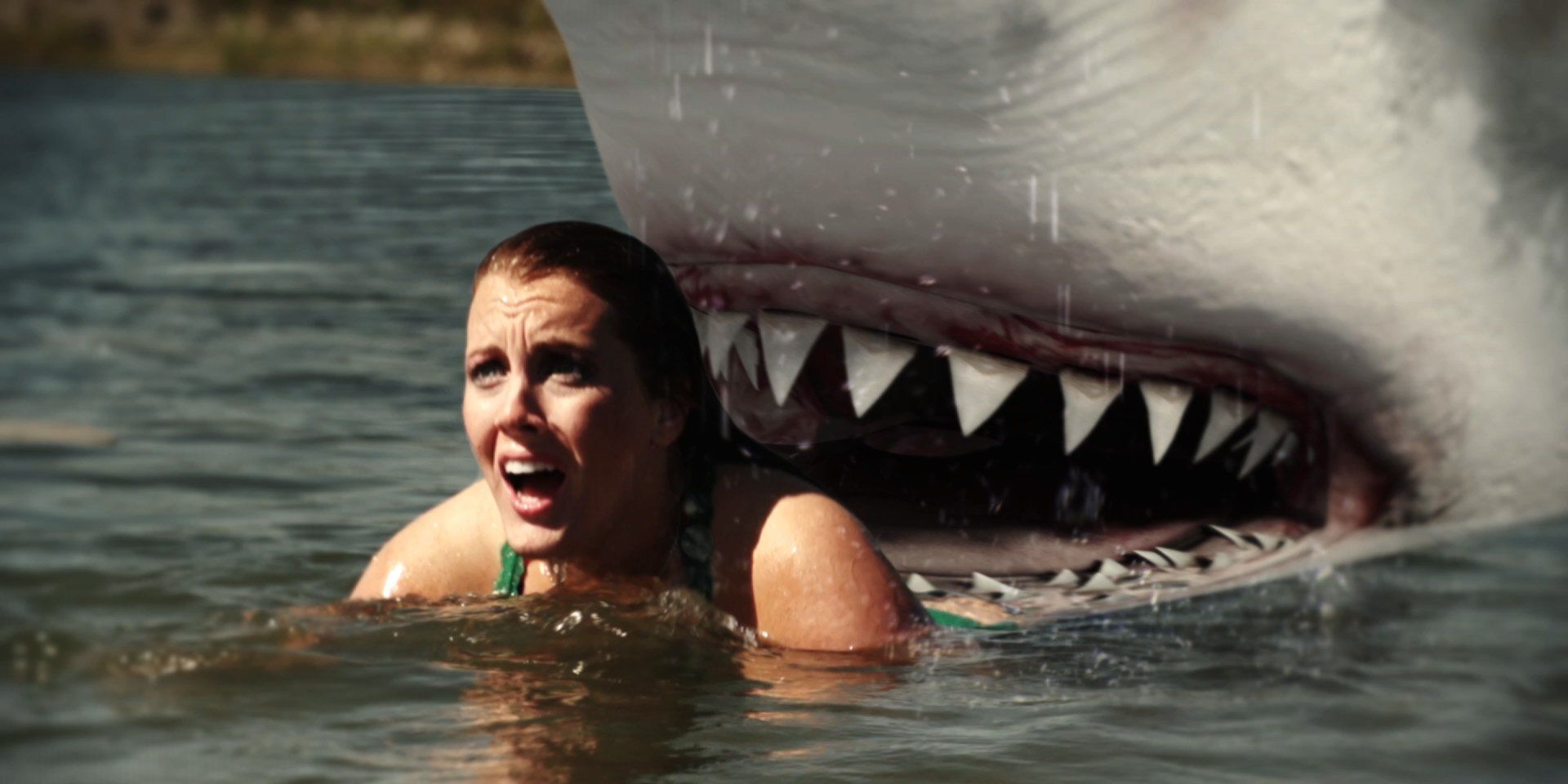 Um still de 'Jurassic Shark' apresentando uma mulher prestes a ser comida por um tubarão.