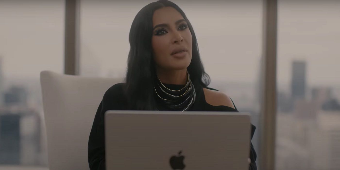 Kim Kardashian como Siobhan na frente de um laptop em American Horror Story: Delicate