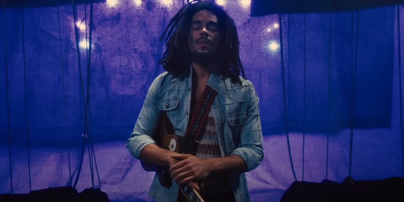 Kingsley Ben-Adir as Bob Marley standing onstage in Bob Marley: One Love