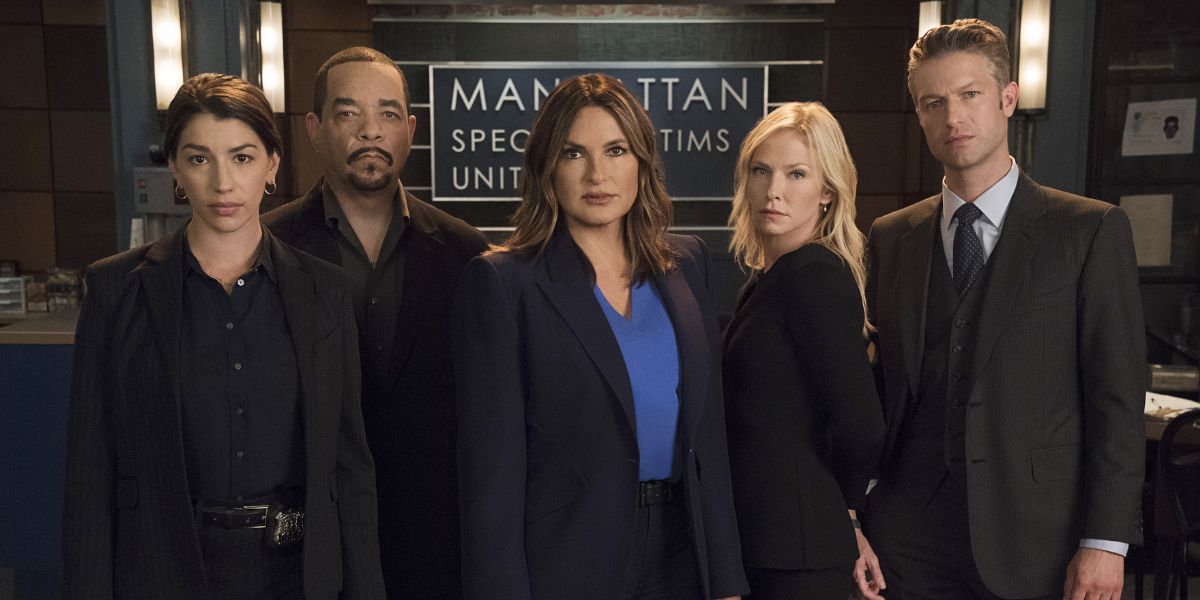 Kat, Fin, Benson, Rollins, and Carisi standing in the squad room.