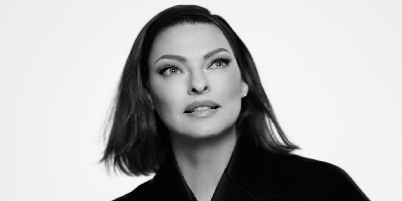 Une photo en noir et blanc de Linda Evangelisa posant dans le documentaire Apple TV+ The Super Models