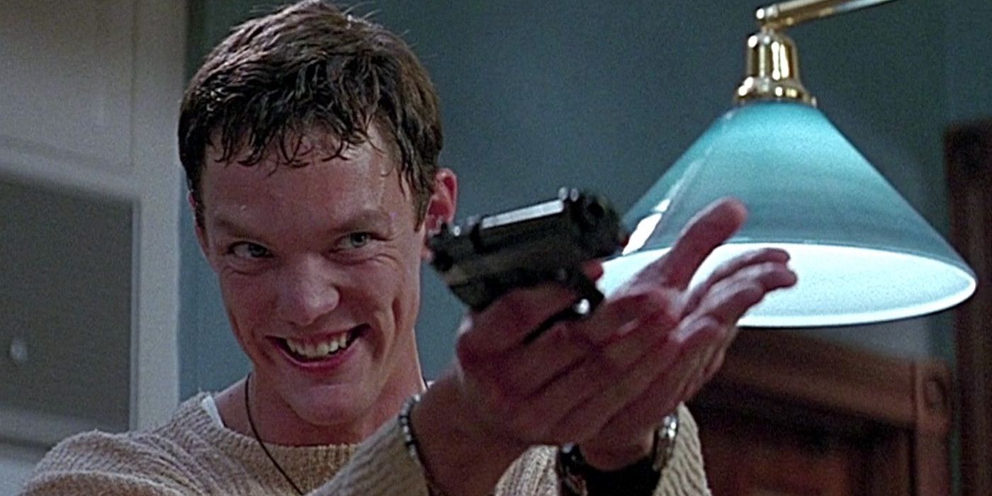 Matthew Lillard as Stu in Scream holidng a gun