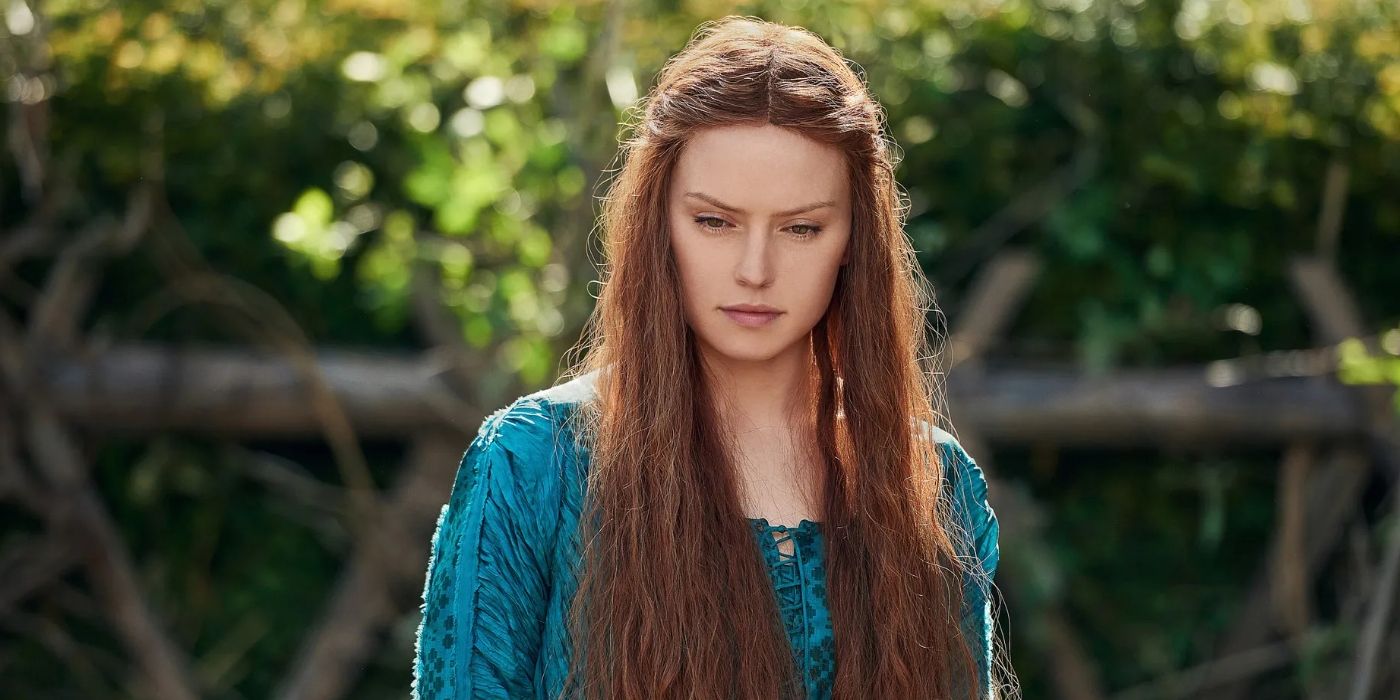 Daisy Ridley as Ophelia looks down at the ground, deep in thought in Ophelia (2018).