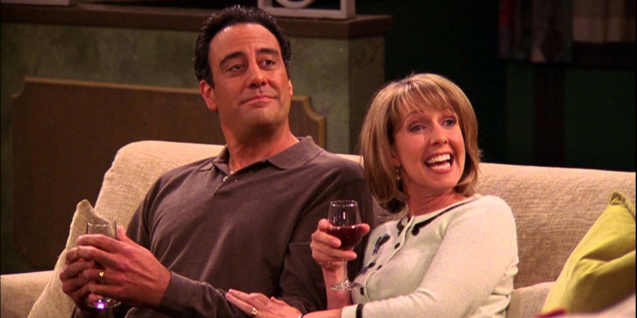 Robert and Amy sit on the couch on 'Everybody Loves Raymond'