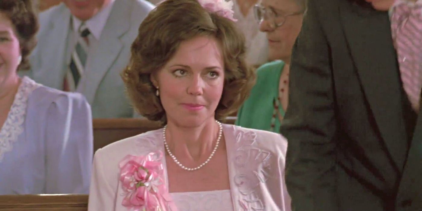 Sally Field assise dans une église dans Steel Magnolias (1989)