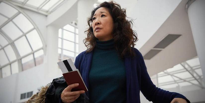 Sandra Oh kā Ieva skatās uz priekšu ēkā, nogalinot Ievu 1. sezonu.