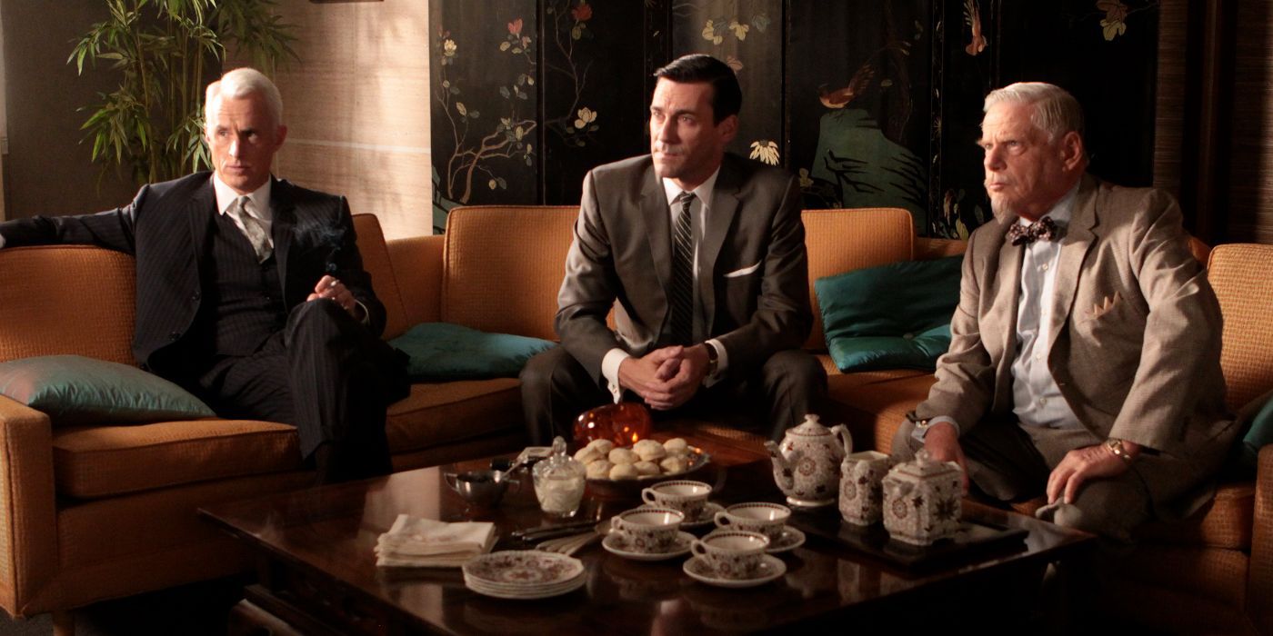 Roger, Don y otro hombre se sientan juntos y miran hacia la tercera temporada de 'Mad Men' 