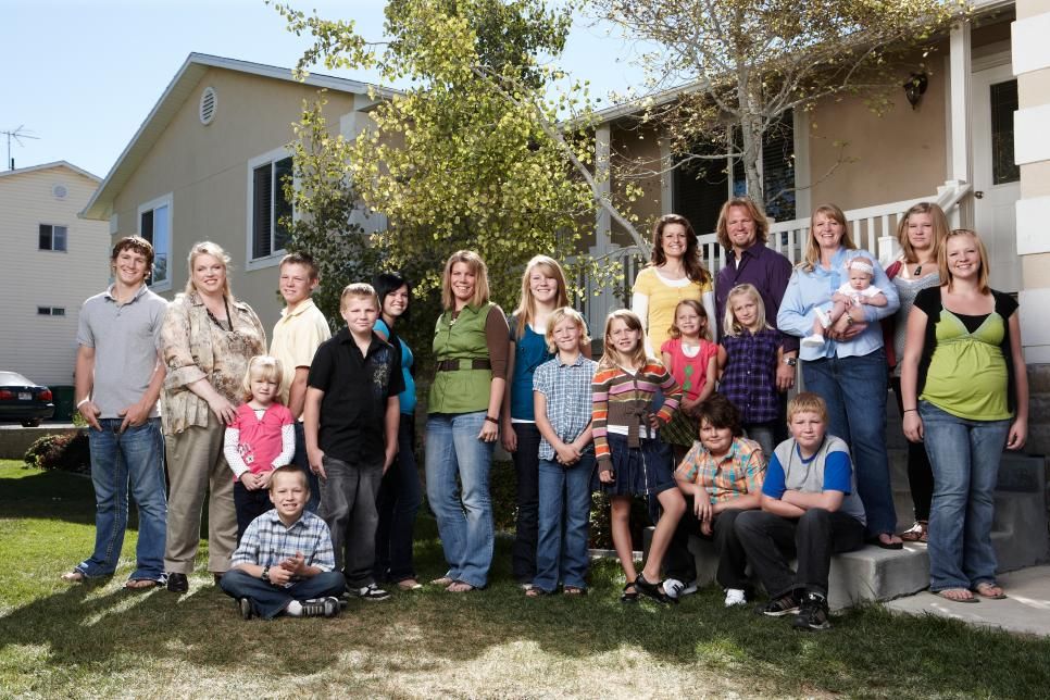 Sister Wives family photo of all Kody, wives and children taken outside of their home