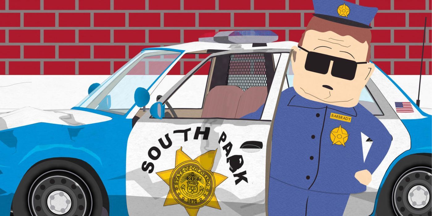 La oficial Barb Brady se encuentra afuera de su auto de policía dañado en South Park.