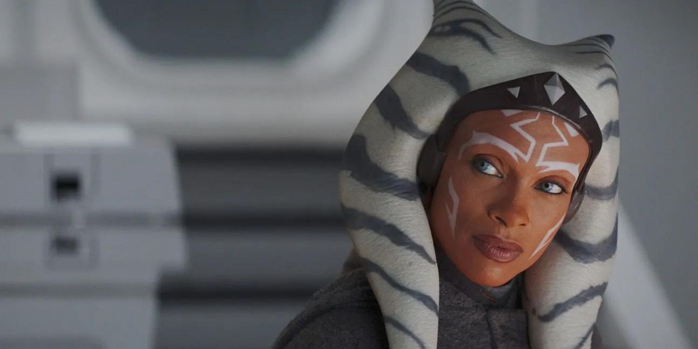 A personagem de Star Wars Ahsoka, interpretada pela atriz Rosario Dawson, está em uma nave espacial na série Ahsoka.