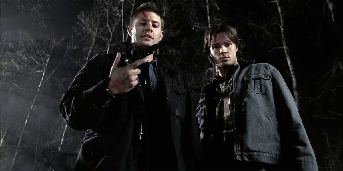 Jared Padalecki et Jensen Ackles dans le rôle de Sam et Dean Winchester dans Supernatural, avec Dean tenant le revolver Colt