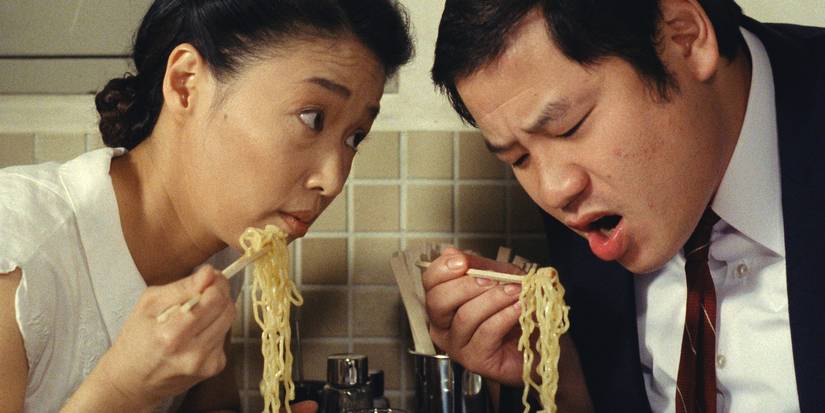 Nobuko Miyamoto ēd Bļodu ar nūdelēm Tampopo.