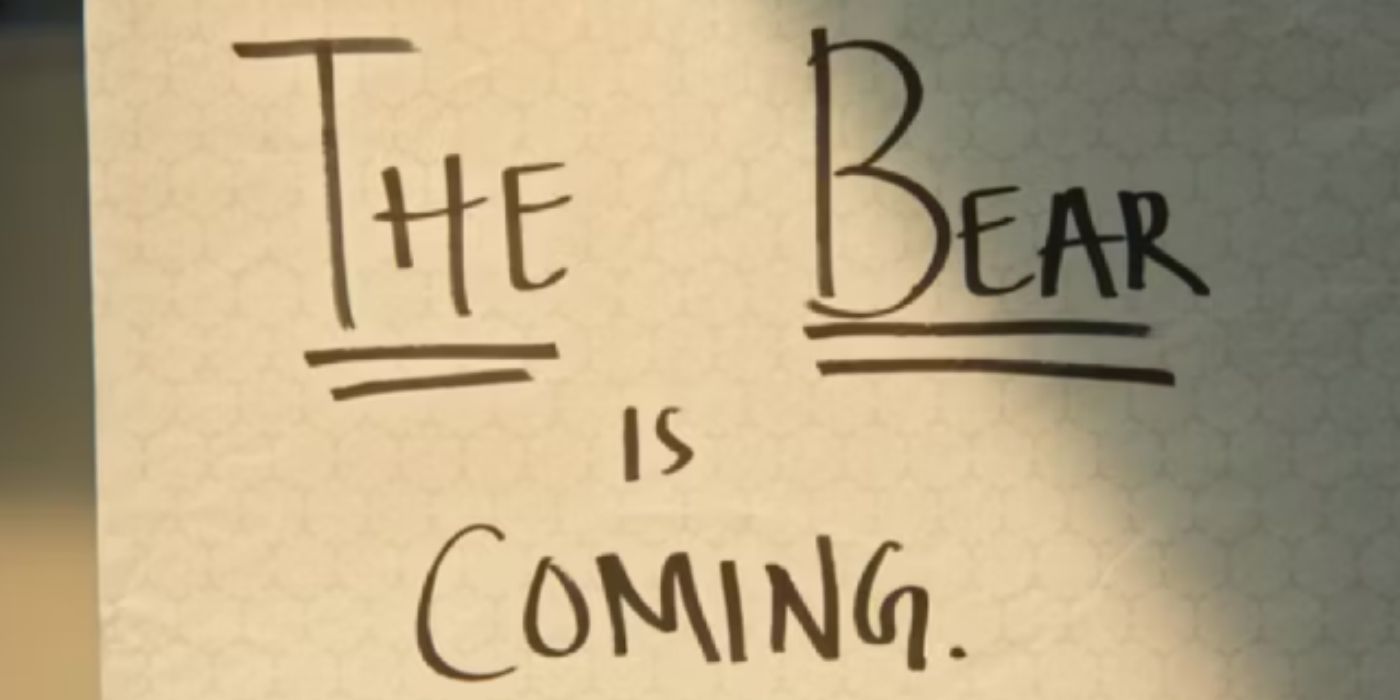 Uma placa do final da primeira temporada de The Bear, escrita em marcador preto: O URSO ESTÁ CHEGANDO.
