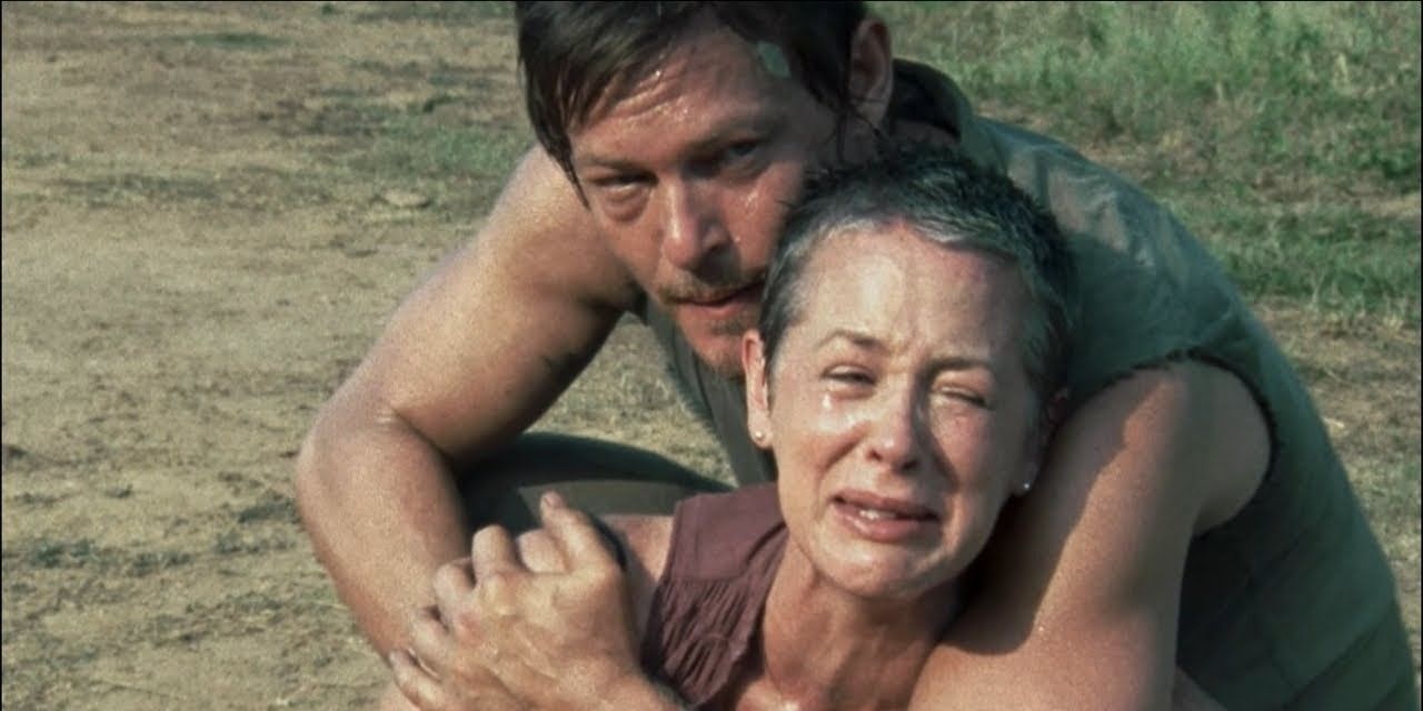 Daryl segura Carol enquanto ela chora em 'The Walking Dead'