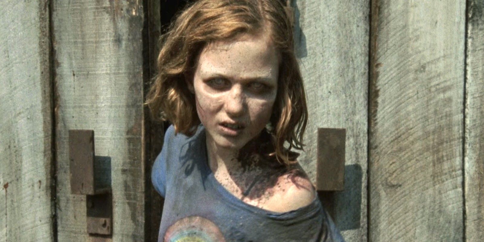Sophia como uma zumbi saindo do celeiro em 'The Walking Dead'