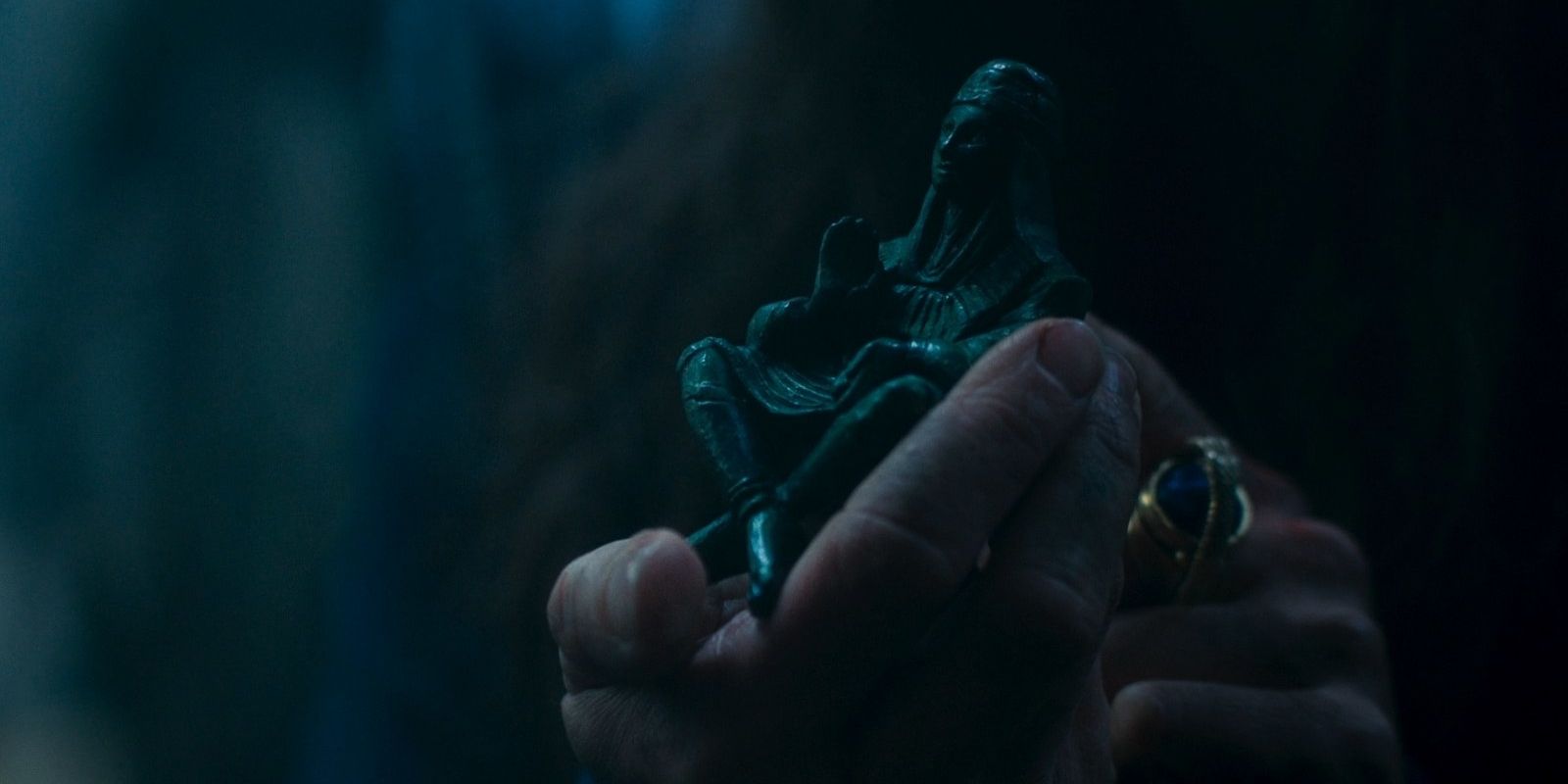 The seated man sa&rsquo;angreal in Season 1