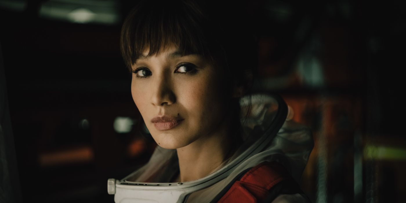 Gemma Chan dans le rôle de Maya dans The Creator
