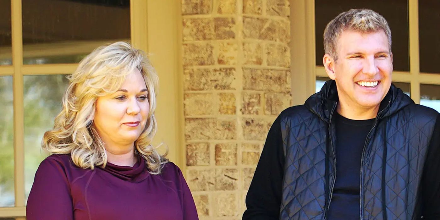 Todd and Julie Chrisley smiling in 'Chrisley Knows Best'
