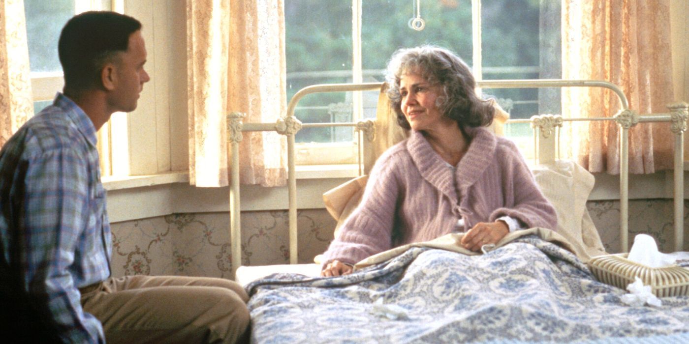 Sally Field assise dans son lit et discutant avec Tom Hanks dans Forrest Gump (1994)