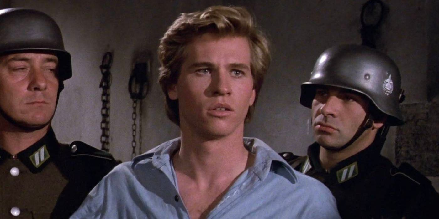 La estrella de rock estadounidense Nick Rivers (Val Kilmer) es arrestada por oficiales militares alemanes.