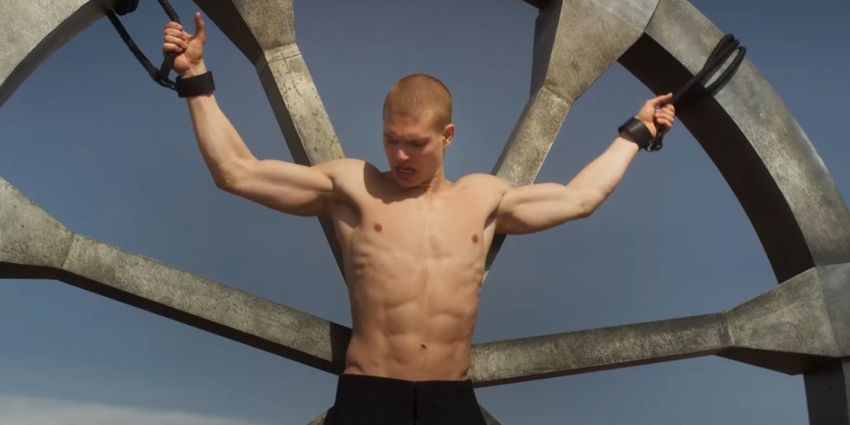 Rand (Josha Stradowski) trapped in a literal wheel