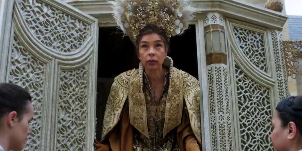 The Amyrlin Seat, Siuan Sanche (Sophie Okonedo), getting out of her carriage 