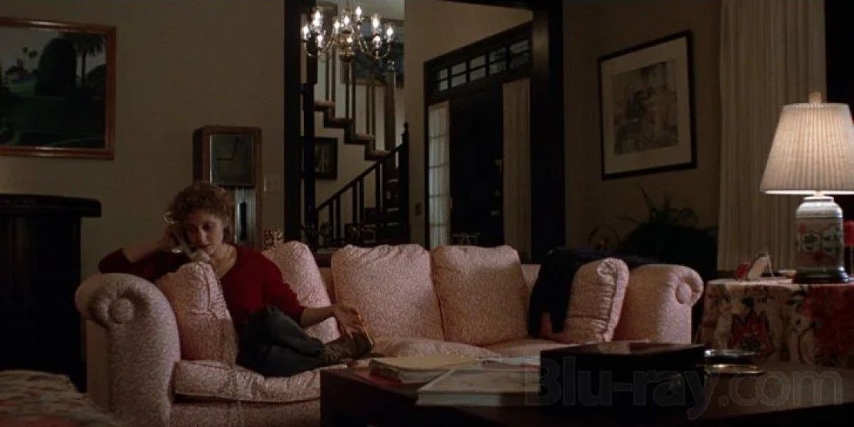 Carol Kane as Jill Johnson sitting on the couch in 'When a Stranger Calls'