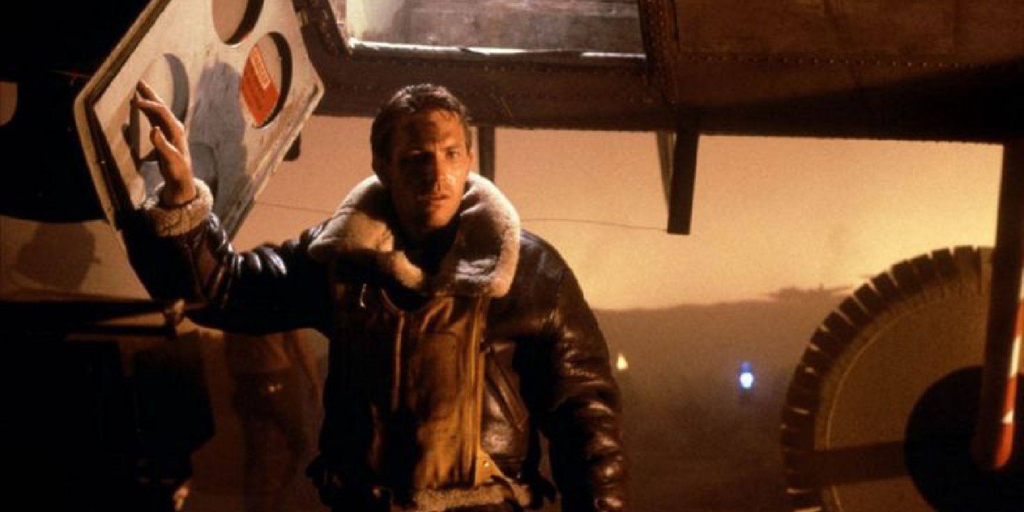 Kevin Costner com el capità, sortint d'un avió a l'episodi Amazing Stories, The Mission