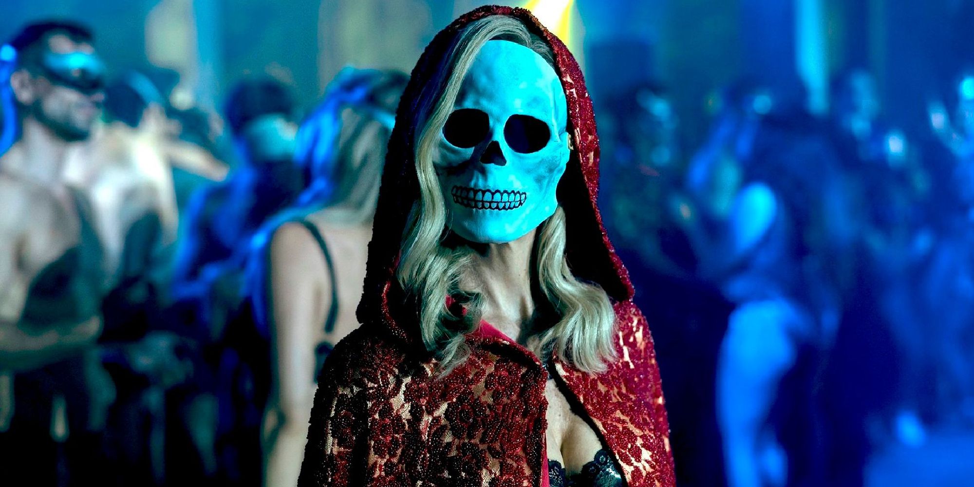 Una Carla Gugino mascherata in La caduta della casa Usher.