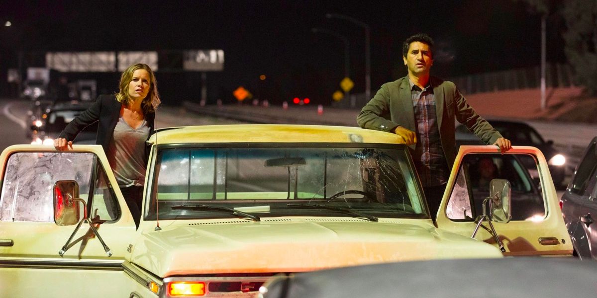 Madison (Kim Dickens) and Travis (Cliff Curtis) stand out of their car to peer over traffic in 'Fear the Walking Dead'