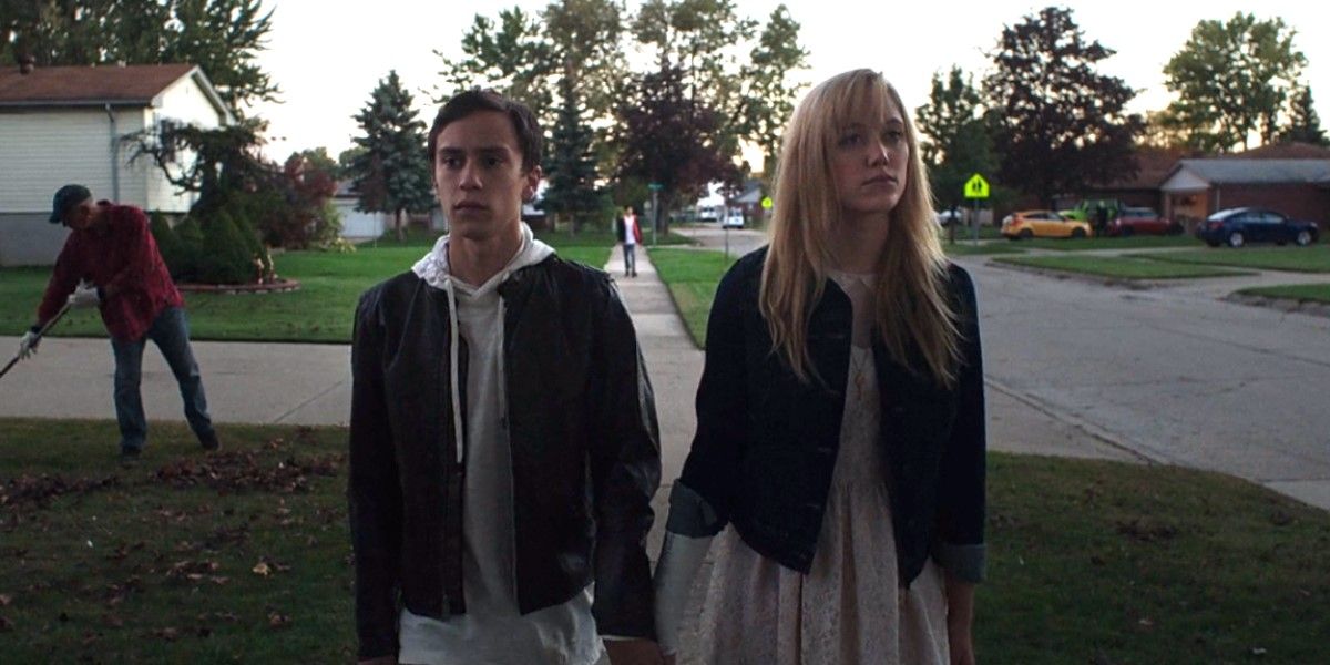 Jay and Paul go for a walk at the end of 'It Follows'